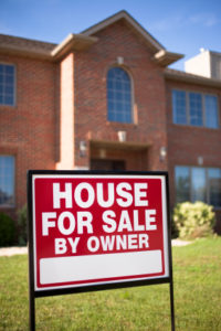 A homeowner using a FSBO sign